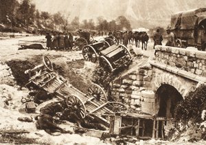 En italiensk ammunitionskonvoj på en försörjningsväg nära Udine tagen under tysk artillerield (s/v foto) av Photographer German
