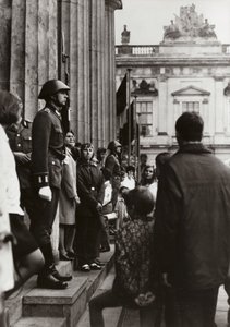 Vid minnesmärket över fascismens och militarismens offer hedrar soldater från National People