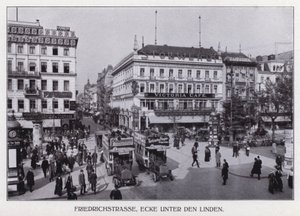 Berlin: Friedrichstrasse, hörnet Unter den Linden (s/v foto) av Photographer German