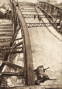 De allierade arméernas genombrott i östra Galicien: gångbro över järnväg sprängd av ryssar i Ternopil (s/v foto) av Photographer German
