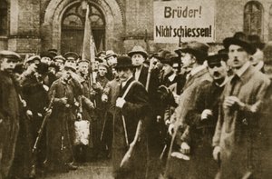 "Bröder, skjut inte!", protest i Berlin, november 1918 (sepiafoto) av Photographer German