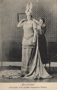 Brunhilde, den vackraste och högsta tyska jättekvinnan (s/v foto)