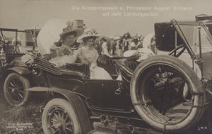 Kronprinsessan Cecilie och prinsessan August Wilhelm av Tyskland vid en landningsplats för Zeppelin (s/v foto) av Photographer German
