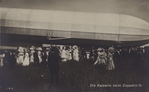 Kejsarinnan Victoria Augusta av Tyskland med Zeppelin LZ III (s/v foto) av Photographer German