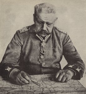 Fältmarskalk von Hindenburg studerar en karta (s/v foto) av Photographer German