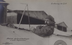 Den franske flygaren Louis Bleriot, den första att flyga över Engelska kanalen, i sitt monoplan (s/v foto) av Photographer German