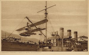 Franska marinflygplan som lyfts upp på ett fartyg (s/v foto) av Photographer German