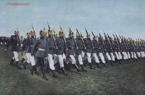 Tyska arméns infanterisoldater marscherar på parad (foto) av Photographer German