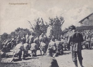 Tyska armésoldater som deltar i en friluftsgudstjänst (s/v foto) av Photographer German