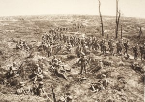 Tyskt infanteri går över Chemin des Dames för att följa den retirerande fienden, 27 maj 1918 (s/v foto) av Photographer German