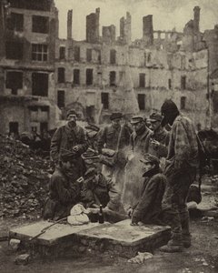 Tyska krigsfångar frigivna från fångenskapen i Sovjetunionen bland ruinerna av Berlin av Photographer German