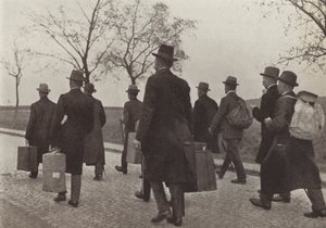 Tyska järnvägsarbetare utvisades från Ruhr för att ha deltagit i kampanjen för civil olydnad under den franska ockupationen, augusti 1923 (s/v foto) av Photographer German