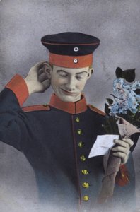 Tysk soldat håller en lapp och ett knippe blommor (foto) av Photographer German