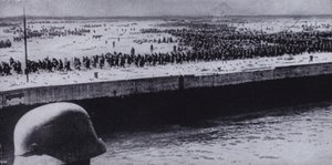 Tysk soldat undersöker allierade fångar på stranden i Dunkerque, Frankrike, andra världskriget, juni 1940 (s/v foto) av Photographer German