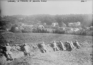 Tyskarna i skyttegravarna i Argonneskogen av Photographer German