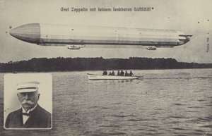 Graf Ferdinand von Zeppelin och ett av hans hans luftskepp (s/v foto) av Photographer German