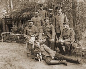 Grupp tyska soldater med en hund av Photographer German