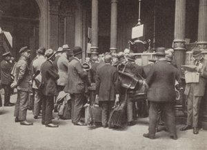 Hyperinflation i Weimar Tyskland: medlemmar av allmänheten som står i kö utanför Reichsbank i Berlin med resväskor för att bära sina pengar, juli 1923 (s/v foto) av Photographer German