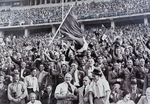 Italienska fans som stöttar sina atleter på stadion vid de olympiska spelen, Berlin, Tyskland av Photographer German