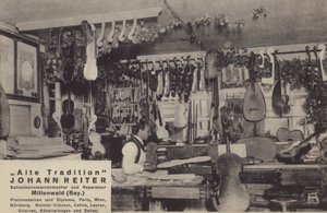 Johann Reiter, tillverkare och reparatör av stränginstrument, Mittenwald, Bayern (s/v foto) av Photographer German