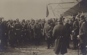 Kaiser Wilhelm II och tyska luftskeppskonstruktören Graf Ferdinand von Zeppelin efter landningen av ett av Zeppelins luftskepp (s/v foto) av Photographer German