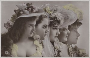 Linje av kvinnor i historisk klädsel (färgfoto) av Photographer German