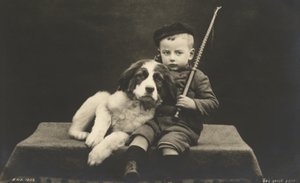 Liten pojke med hund (s/v foto) av Photographer German