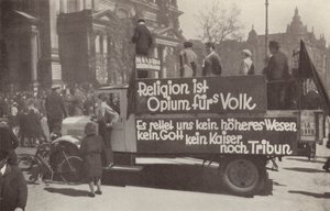 Lorry badade med kommunistiska slagord på gatorna i Berlin, Tyskland av Photographer German