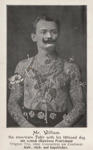 Mr William, den amerikanske fakiren med sin tatuerade hund (s/v foto) av Photographer German
