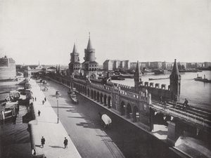 Oberbaum-bron med den förhöjda järnvägen (s/v foto) av Photographer German