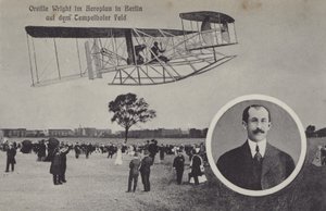 Orville Wright flyger sitt flygplan över Temelhof flygfält, Berlin (s/v foto) av Photographer German