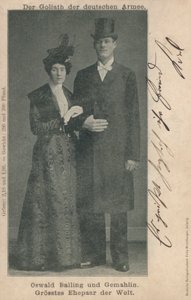 Oswald Balling och hans fru, det högsta gifta paret i världen (s/v foto) av Photographer German