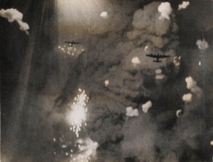 Bild tagen när Royal Air Force Lancasters attackerade Dresden (s/v foto) av Photographer German
