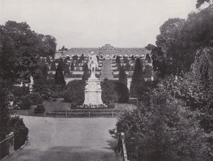 Potsdam, Monument till Fredrik den store och utsikt över Sanssouci-palatset (s/v foto) av Photographer German
