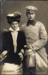 Prinsessan Cecilie med prins William, kappa och hatt av Photographer German