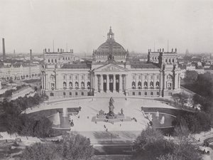 Riksdagsbyggnaden och Bismarckmonumentet (s/v foto) av Photographer German