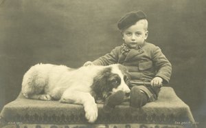 Liten pojke med sin hund (s/v foto) av Photographer German