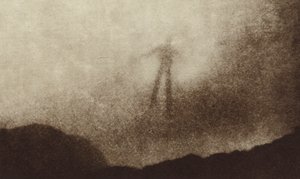 Spectre of the Brocken i Harzbergen i Tyskland, fotograferad för första gången (s/v foto) av Photographer German