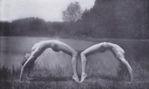 Den vackra kroppen, fysisk kultur för kvinnor (svartvitt foto) av Photographer German