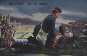 Solen gick ner i väster: en tysk soldat tröstar sin döende kamrat på slagfältet (färgad bild) av Photographer German