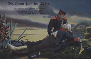 Solen gick ner i väster: en tysk soldat tröstar sin döende kamrat på slagfältet (färgad bild) av Photographer German