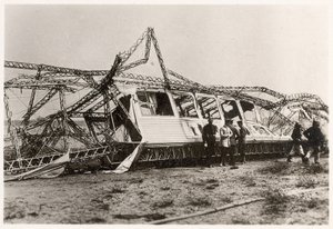 Ruinerna av Zeppelin LZ10 "Schwaben" efter dess förstörelse den 28 juni 1912 (s/v foto) av Photographer German