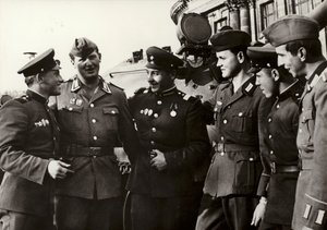 Soldaterna från den nationella folkarmén upprätthåller nära vänskap med soldaterna från den sovjetiska armén (s/v foto) av Photographer German