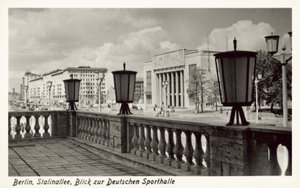 Utsikt över Deutsche Sporthalle, Stalinallee, Östberlin, c1950-talet (s/v foto) av Photographer German
