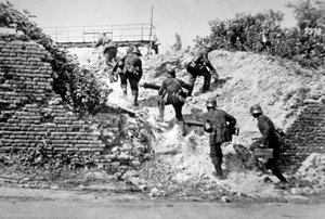 Första världskrigets tyska maskingevärssektion avancerar under slaget vid Aisne av Photographer German