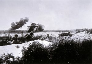 Första världskriget av tyska stormtroopers beväpnade med eldkastare, stödda av en tillfångatagen brittisk Mark IV-stridsvagn av Photographer German
