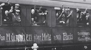 Tyska trupper från första världskriget ger sig av till fronten i en järnvägsvagn med meddelandet "Från München via Metz till Paris", september 1914 (s/v foto)