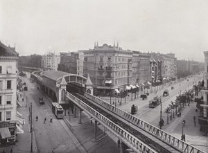 Wiener Strasse med förhöjd tågstation (s/v foto) av Photographer German