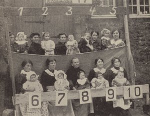 Kvinnor och barn i ockuperade norra Frankrike poserar för ett tyskt fotografi (s/v foto) av Photographer German