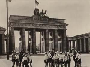Unga pionjärer kommer till Brandenburger Tor, Berlins landmärke, för att se sina vänner, gränsvakterna (s/v foto) av Photographer German